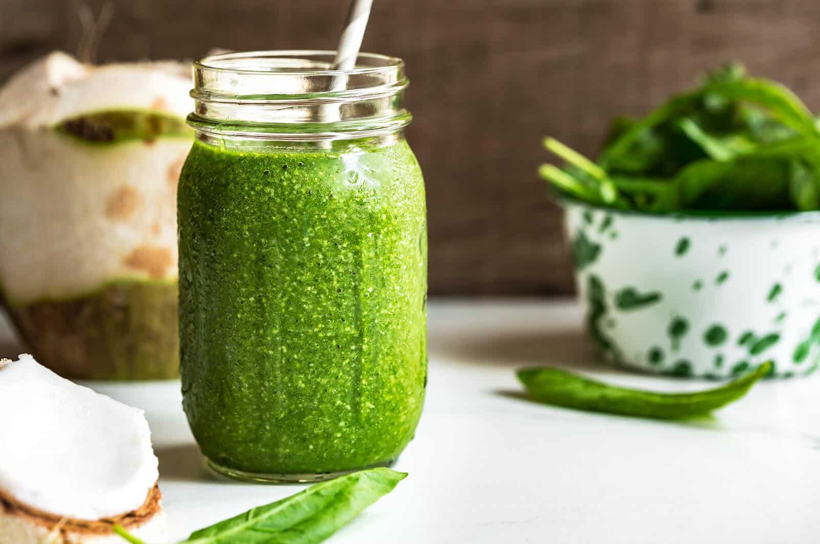 plant-based-diet-meatless-monday-spinach-with-coconut-water-chia-seed-smoothie-QBENRU7-min